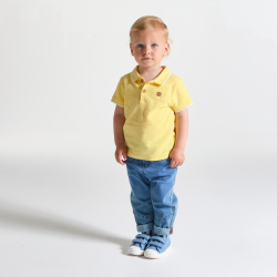 قميص بولو من نسيج البيكيه، باللون الأصفر للأطفال الرضع.